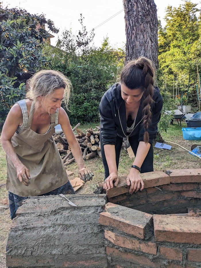 foto rappresentative workshop - Desiree de Ridder e la costruzione di un forno a legna per ceramica 3